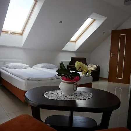 Gosciniec Klejnot 3* Borowo