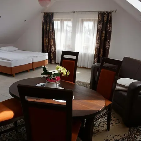 Gosciniec Klejnot 3* Borowo